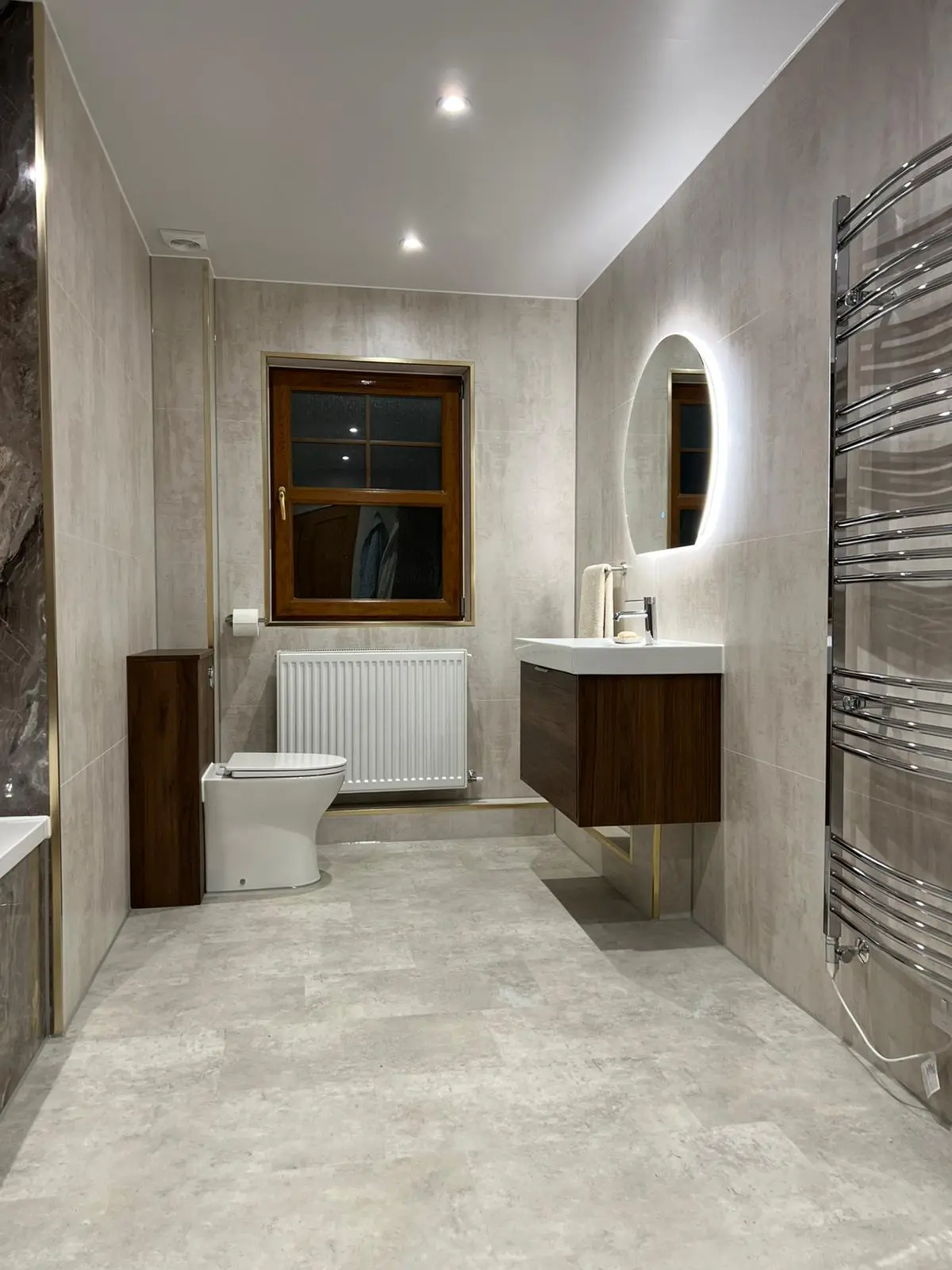 Subway-tile splashback in a Cumbernauld bathroom