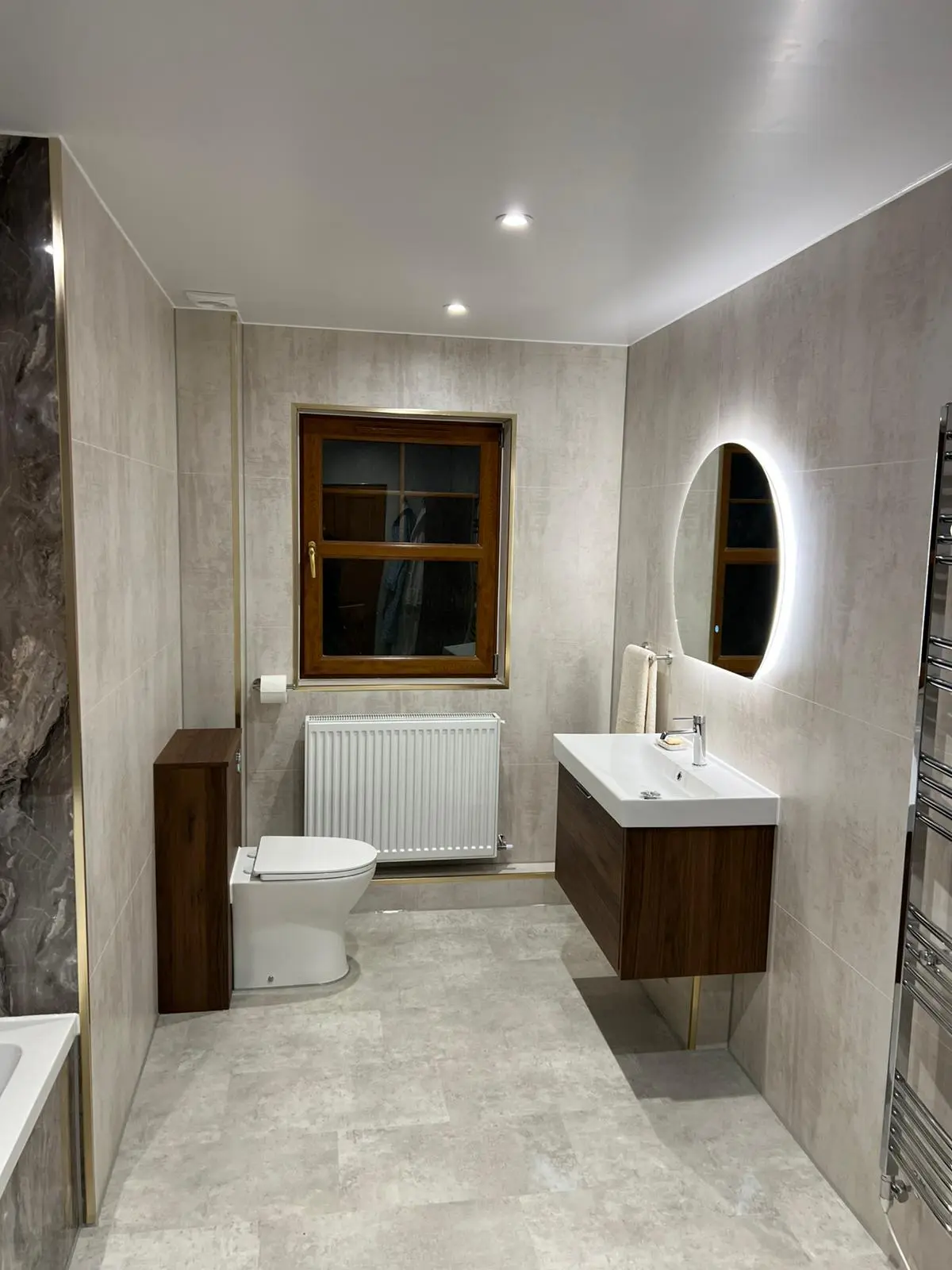 Wet room with thermostatic shower valve