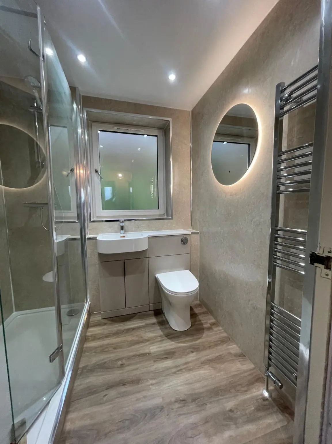 Marble-effect porcelain bathroom